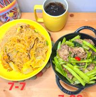 可能是義大利麵、炒麵和顯示的文字是「 STAUB 7-7 8በሎይቶ VSIONU 7-33 」的圖像