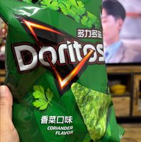 可能是 1 人和顯示的文字是「多力多滋 Doritas 香菜口味 CORIANDER FLAVOR 」的圖像