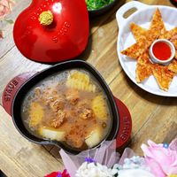 可能是火鍋、起司火鍋和顯示的文字是「 ፈግር የኢዮያባ STAUB RAUB 」的圖像
