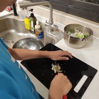 可能是 1 人和食物的圖像