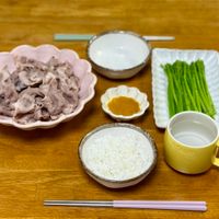 可能是豆腐、粥、香菇、麵和顯示的文字是「 STAUE AUB 」的圖像