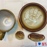 可能是咖啡杯和顯示的文字是「 caub STAUB STAUB I STAUB 」的圖像
