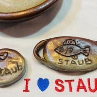 可能是餐巾環和顯示的文字是「 STAUB Staub I STAUB 」的圖像