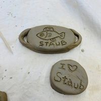 可能是顯示的文字是「 ๔ STALE STANB ID 5 Staub 」的圖像