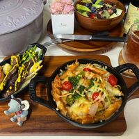 可能是燉小牛膝、西班牙大鍋飯和文字的圖像