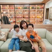 可能是 3 個人、小孩和文字的圖像