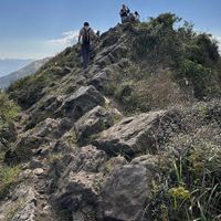 可能是 2 個人、大家在登山、霧和山的圖像