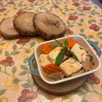 可能是豆腐和顯示的文字是「 ATAUB TAUB STAUB STAUB 」的圖像