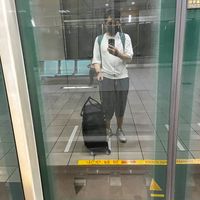 可能是 1 人、手提箱和文字的圖像