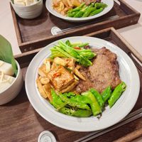 可能是豆腐、肉排和顯示的文字是「 FAUTg 걸으 楊太太廚房烘焙筆記」的圖像