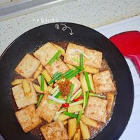 可能是豆腐和顯示的文字是「干具增紅燒豆 平民市 海肉 የአጋ W 楊太太廚房烘焙筆記」的圖像