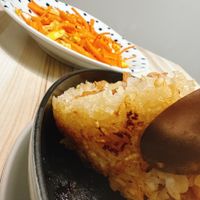 可能是炸丸子、豆腐和炒飯的圖像