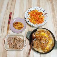 可能是麵、豆腐、炒飯和顯示的文字是「 EIALE STAUR 」的圖像
