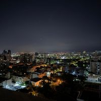 可能是雲、暮光和摩天大樓的圖像