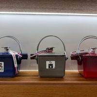可能是泡茶器和顯示的文字是「 staub taubanFranc France 光 世 暮らしの風 Fad 圖 M 」的圖像