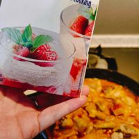 可能是食物和顯示的文字是「 Suitable nV for whipping and cooking Saran 」的圖像