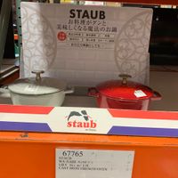 可能是顯示的文字是「 STAUB お料理がダンと 美味しくなる魔法のお鍋 1台 热迅み利理 無水調理 炊販 6枚 焼き付け 焼き付け　西し科理［オープン調田 蒸し料理 オーブン請理 ～おひとり用鍋としても～ staub en France 67765 STAUR WA・NABEレンチオーブン anenas WA-NABE: フレンチオーープ LILY 16c m/1.1 /1.1L CAST IRON FRENCH OVEN gai tXIC FNJ JRHaNca 9,777 광스 」的圖像