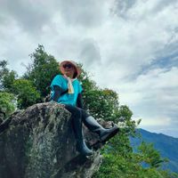 可能是 1 人、攀岩、山和雲的圖像