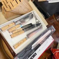 可能是‎刀和‎顯示的文字是「 ‎חח! 7Piece Set NIFE 然 t သ‎ 」‎‎ 的圖像