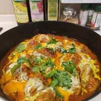 可能是燉小牛膝、西班牙大鍋飯和文字的圖像