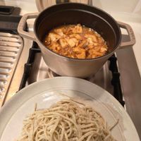 可能是義大利麵、香菇、炒麵、麵和拉麵的圖像