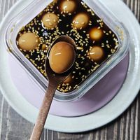 可能是木湯匙、甜點和顯示的文字是「 O fendi's fendi'skitchen kitchen 」的圖像