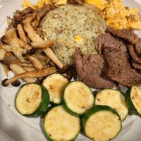 可能是肉排、香菇、炒飯和文字的圖像