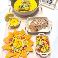 可能是牧羊人派、印度香料飯、西班牙大鍋飯和顯示的文字是「 STAVE U じ โ1ง JUL. 19 STIUE ገበር 19 entUs SUVIS 」的圖像