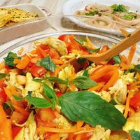 可能是炒麵、麵、義大利麵和豆腐的圖像