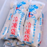 可能是‎豆腐和‎顯示的文字是「‎衛 POO 冷 第 應 凍 有 冷 袋国 焼 物 發 ●生子 袋 公 限 凍 膠 有 ICE CK 司 代 限 公 وو PACK 司 使 ち‎」‎‎ 的圖像