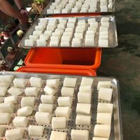 可能是 1 人和豆腐的圖像