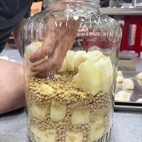 可能是 1 人和梨子的圖像