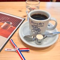 可能是咖啡杯、咖啡機、咖啡和顯示的文字是「 kome da's komeda's S Coffee Suess qme 」的圖像