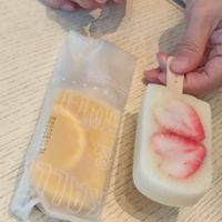 可能是飲料、草莓和文字的圖像