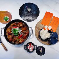 可能是豆腐、火鍋和顯示的文字是「 STAUB 0280 STAUD AUD - 壽」的圖像