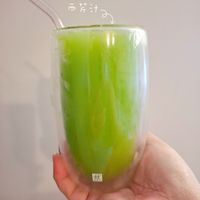 可能是水藻、飲料和顯示的文字是「西芹汁の 禁 西井汁- 盛 楊太太厨房烘焙筆記」的圖像