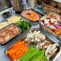 可能是豆腐、香菇、火鍋和顯示的文字是「 Rebeccas ЖT RebeccasHedonism n Hec nism nis 」的圖像