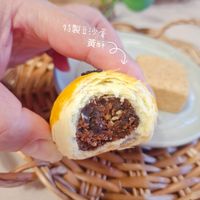 可能是半圓形餡餅和顯示的文字是「特製豆沙霜 黃酥 所2 මූ 楊太太厨房烘焙筆記」的圖像