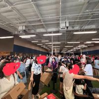 可能是 1 人、人群和文字的圖像