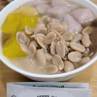 可能是豆腐、甜點、粥、龍眼和顯示的文字是「的 GOODJIA GOODJIA JIA GOOD 嘉良冰鎮 SHAVEDICE SHAVE CE SHAVEDICE DESSERTS DESSI 手 SINCE SINCE1979 1979 AD DA 」的圖像