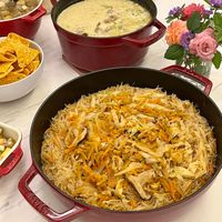 可能是印度香料飯和炒麵的圖像