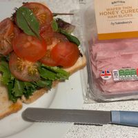 可能是‎總匯三明治和‎顯示的文字是「 ‎BRITISH WAFER THIN HONEY HAMSLICES SLICES CURE HAM by Sainsbury's Per3 Apo 100k3 26kcal PORK 1% eeをm电 Intake AT 4פוו‎ 」‎‎ 的圖像