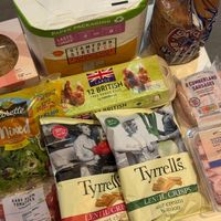 可能是‎食物和‎顯示的文字是「 ‎PACKAGING cα ASTS LONGER STREETCO 米 LARGE BRITISH EGGS 12 RANGE FREE yS Sainsbury RRITISH 一円 BUTCHER'S CHOICE CUMBERLAND SAUSAGES T frette nined MILD 30% Fd Yess 30% IRARS BRIT COO M HAM د bus bu BABY BABYPLES POES OMA Tyrrel Tyrrellś. LENTIL cream CRISPS LENTILCRIS sour 801 &onion LENTIL CRIS sweet red chilli redpiopen Ppen 8oge &‎ 」‎‎ 的圖像