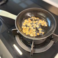 可能是鬆餅機和食物的圖像