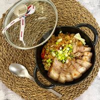 可能是豆腐、西班牙大鍋飯、炒飯和顯示的文字是「 sub eиb 吉 quess ዋ 」的圖像