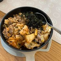 可能是豆腐、水波蛋和顯示的文字是「 ኮ 民 C STAUB 」的圖像