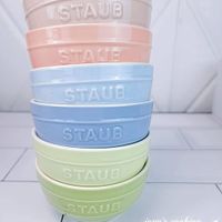 可能是顯示的文字是「 ESTAUB STAUB STAUB STAUB STAUB STAUD joan's joan'scooking cooking 」的圖像