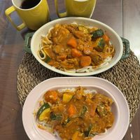 可能是北非小米飯、燉小牛膝和文字的圖像