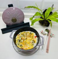 可能是西班牙大鍋飯、粥、豆腐、炒飯和文字的圖像