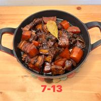 可能是燉小牛膝、豆腐和文字的圖像